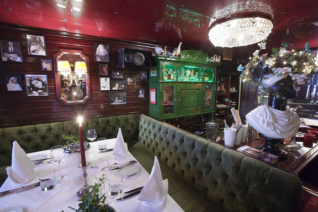 1024px-Munich_-_A_fancy_and_very_kitsch_dinner_table_-_5079